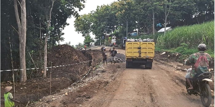 TETAP DIBUKA: Perbaikan Jalur Gondanglegi-Balekambang masih belum rampung kemarin (13/2). Material bangunan masih berserakan di beberapa titik ruas jalan.