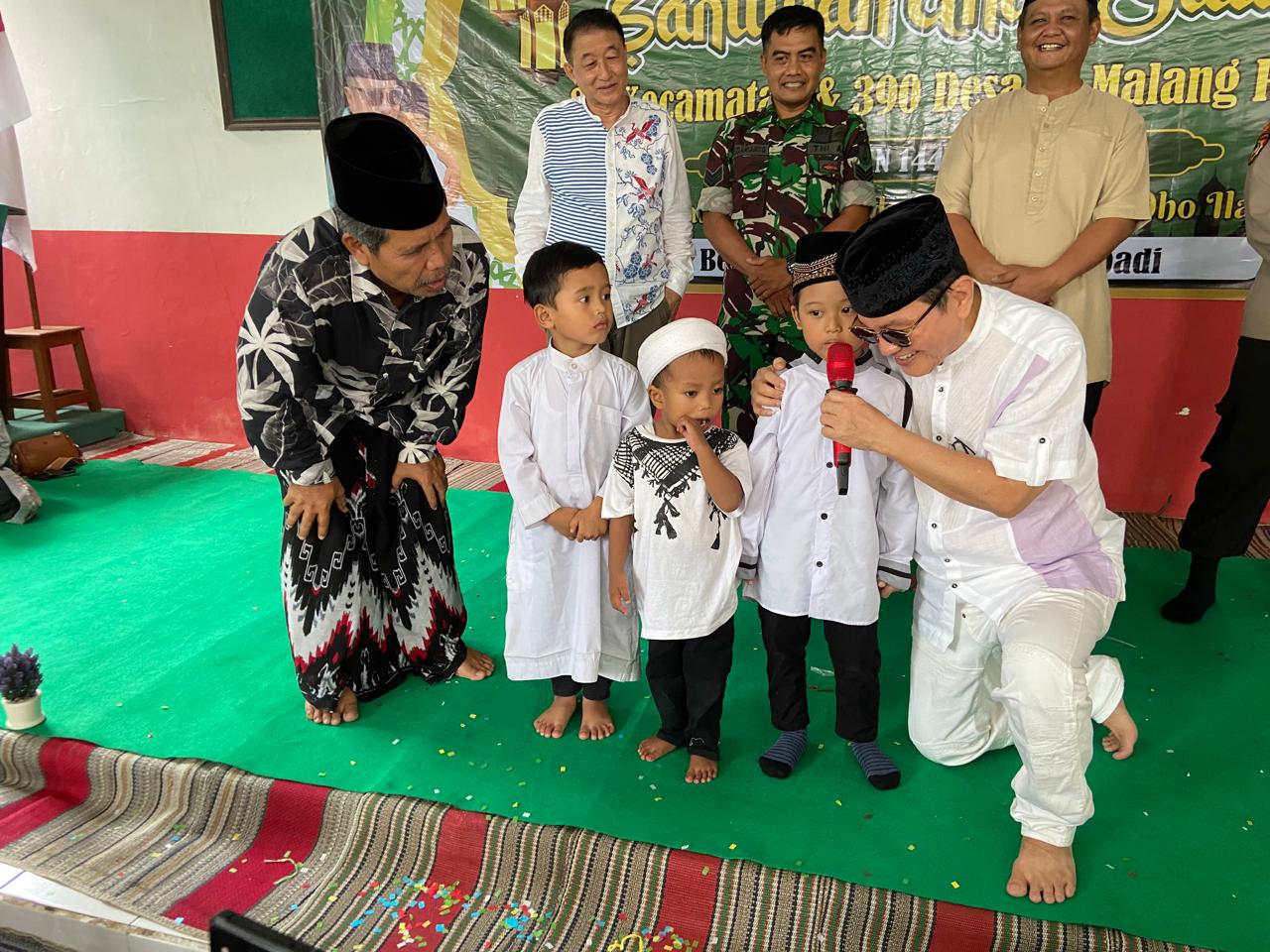AKRAB: Komisaris PT ACA Iwan Kurniawan sedang berbincang dengan salah satu anak yatim penerima santunan di Pendopo Kecamatan Kalipare, kemarin (13/3). (Mardi Sampurno/Radar Malang)