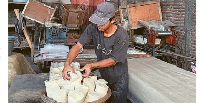 BERKAH RAMADAN: Pegawai membuat kerupuk singkong di home industry Desa Sumbersekar, Kecamatan Dau kemarin.