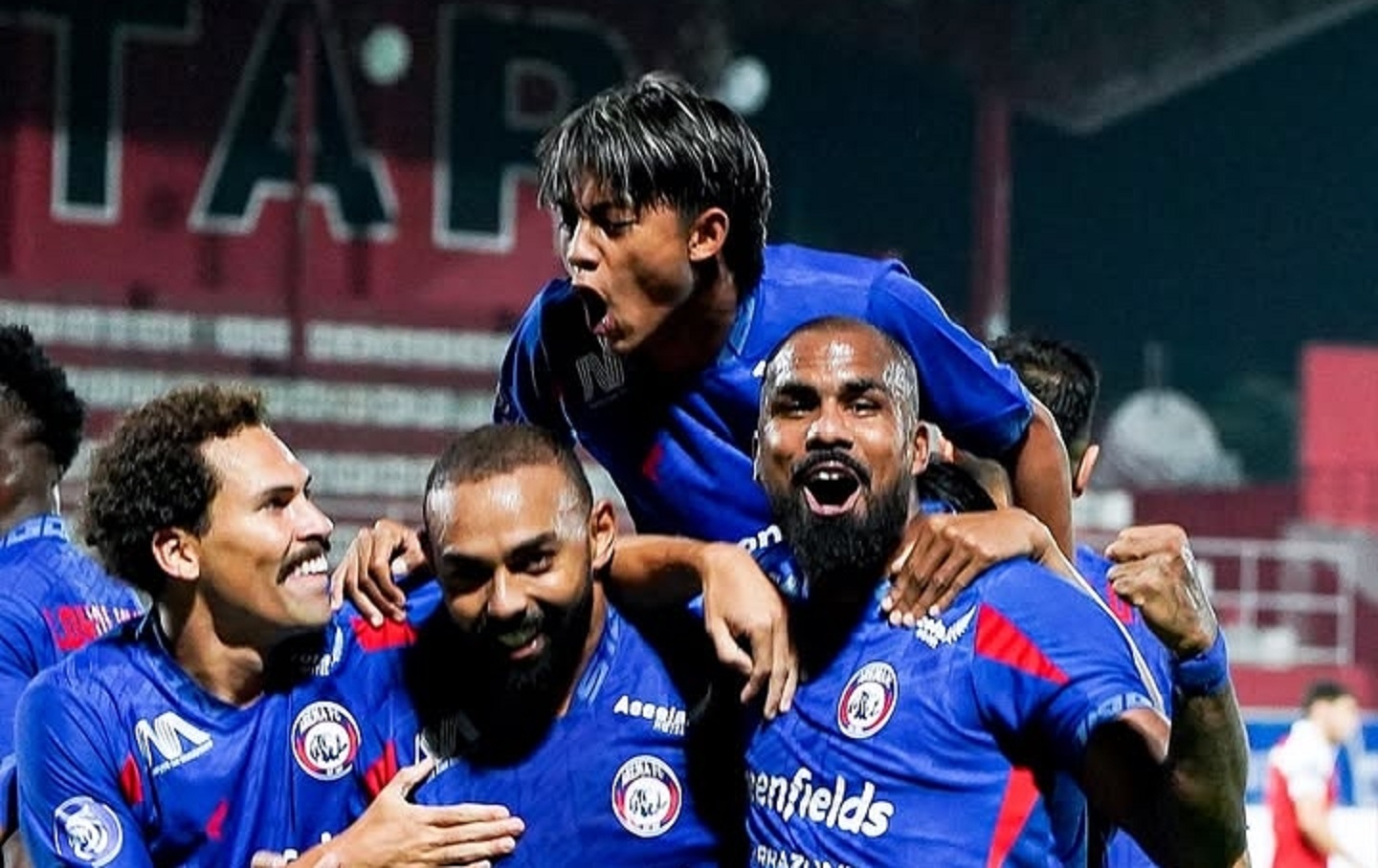 MENANG: Pemain Arema FC saat merayakan gol ke gawang Barito Putera. Tim Singo Edan menang 4-2 malam tadi.