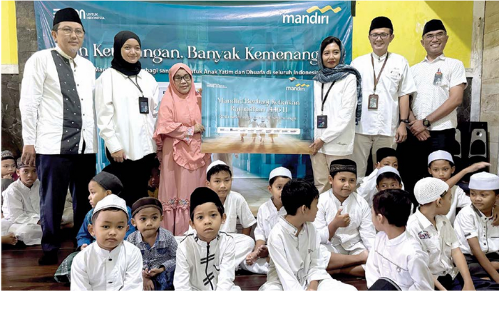 KEBERSAMAAN: Vice President manajemen Bank Mandiri Area Malang menyerahkan santunan kepada pengurus Panti Asuhan Mawaddah Warohmah. (DUROTUL KARIMAH/RADAR MALANG)