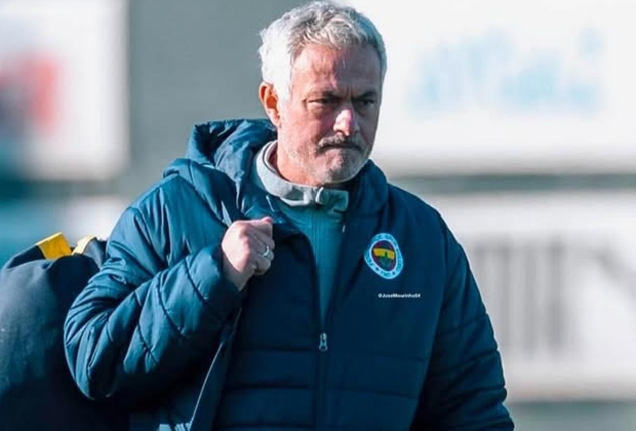 ANGKAT KOPER: Jose Mourinho tak mampu membawa Fenerbahce lolos ke perempat final usai kalah adu penalti oleh Rangers.