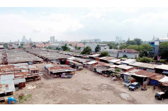 BERMASALAH: Kondisi Pasar Mangga Dua yang masih menampung ratusan pedagang. Mereka menolak direlokasi karena sudah mengantongi izin. (PUGUH SUDJIATMIKO/JAWA POS)