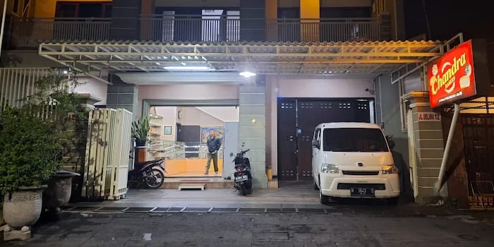 Foto depan Toko Roti Chandra (pch.Chris Arsen)