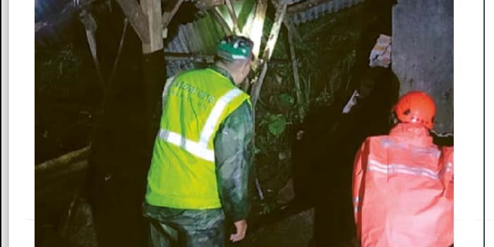 EVAKUASI: Petugas BPBD Kabupaten Malang memberi bantuan sekaligus menutup lokasi longsor menggunakan terpal kemarin.