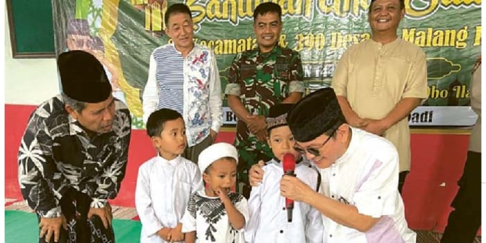 AKRAB: Komisaris PT ACA Iwan Kurniawan sedang berbincang dengan salah satu anak yatim penerima santunan di Pendopo Kecamatan Kalipare, kemarin (13/3).