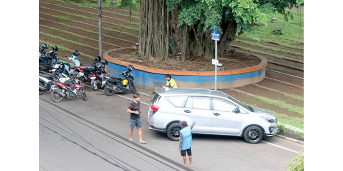 DISERIUSI: Area parkir di Alun Alun Merdeka jadi salah satu tumpuan meraup retribusi. Perda untuk memaksimalkan pendapatan parkir tengah dipersiapkan pemkot dan dewan.