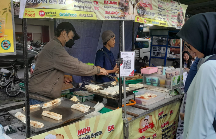 Salah satu pengunjung sedang menunggu pesanan di gerai Kebab Antep Pasaria Ramadhan Sawojajar (Raisya Sekar/Radar Malang)