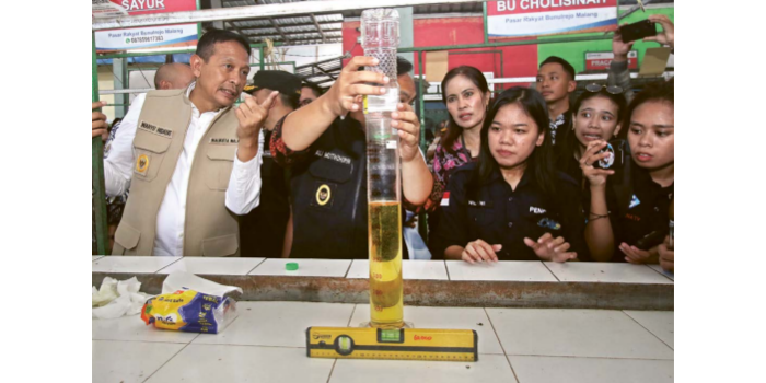 Wali Kota Malang Wahyu Hidayat (kiri) dan Wakil Wali Kota Malang Ali Muthohirin mengecek volume Minyakita kemasan 850 milliliter menggunakan alat ukur di Pasar Bunulrejo (SATRIA CAHYONO/RADAR MALANG).