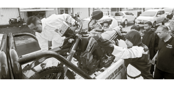 Polisi dibantu warga mengevakuasi motor trail Honda CRF yang terlibat kecelakaan di Jalan Galunggung, Kelurahan Gading Kasri, Kecamatan Klojen, kemarin (13/3) (DARMONO/RADAR MALANG).