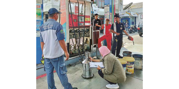 Petugas UPT Metrologi Legal Diskopindag Kota Malang melakukan tera ulang pompa ukur di SPBU Tidar pada 5 Maret lalu (DISKOPINDAG KOTA MALANG).