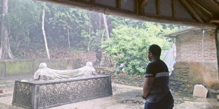 Beberapa pihak meyakini bahwa area makam Syekh Abdul Jalil di tepi Jalur Lintas Selatan (JLS) Kabupaten Malang sebenarnya merupakan petilasan (BIYAN MUDZAKY HANINDITO / RADAR MALANG).