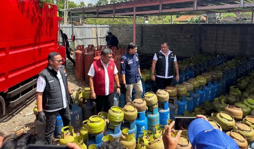 Aparat kepolisian menangkap 4 tersangka asal bali kasus pengoplosan elpiji. (Anata/Pertamina Patra Niaga Jatimbalinus)
