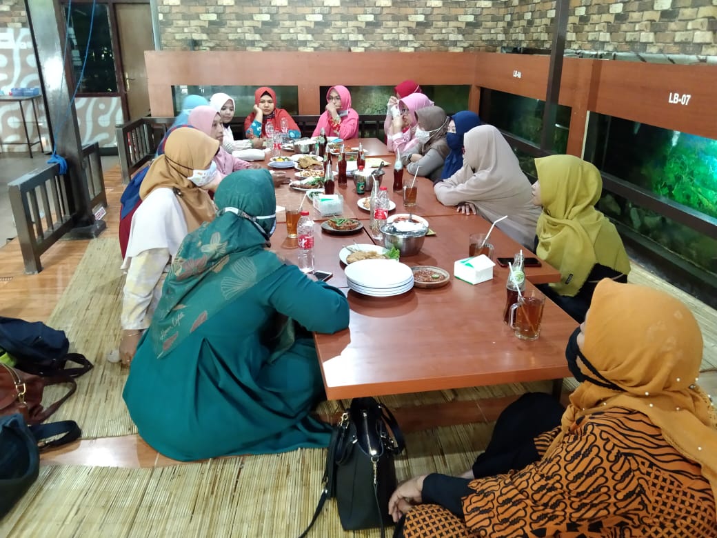 Talk hanya bukber di Lesehan Yogyakarta juga bisa untuk berkumpul bersama teman (Agustina rikha Rahmawati).