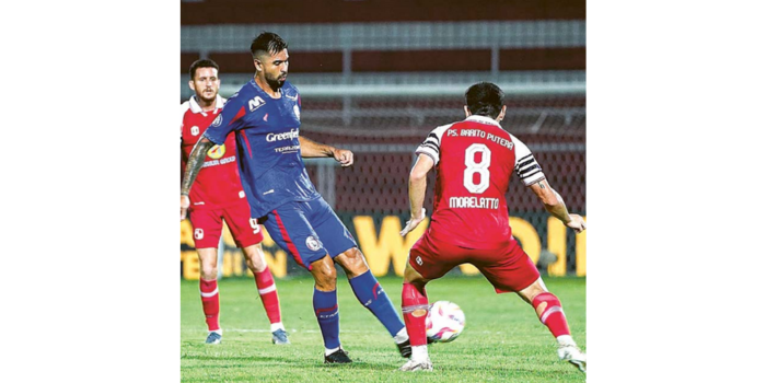 Julian Guevara (kiri) berusaha melepaskan umpan dalam laga melawan Barito Putera di Stadion Soepriadi, Kamis lalu (13/3) (MO Arema FC for Radar Malang).