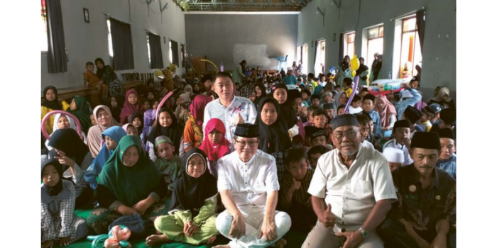Bapak Iwan foto bersama anak yatim & Muspika Pagak.