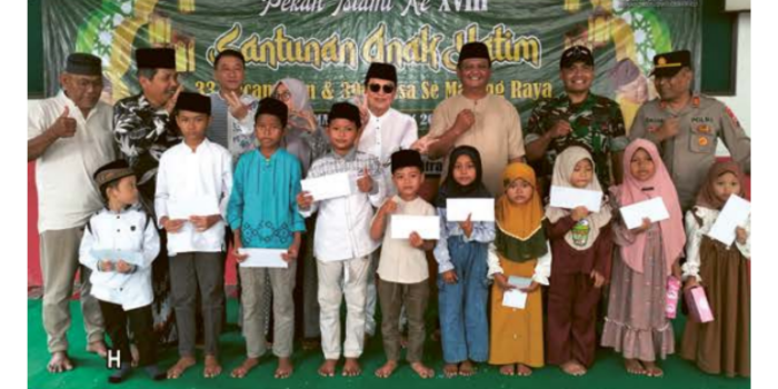 Bapak Iwan & Muspika Kalipare foto bersama anak yatim.