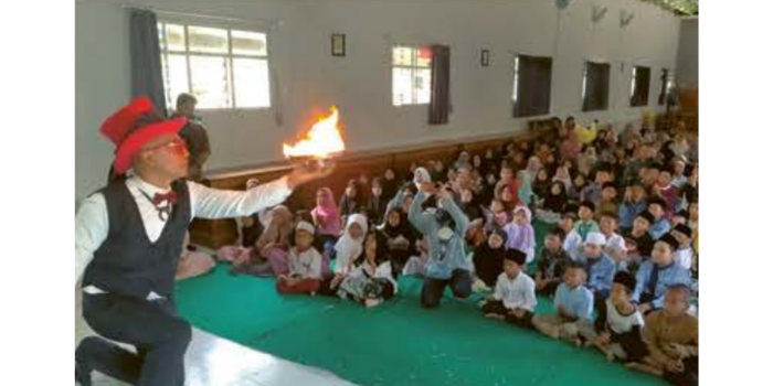 Hiburan sulap untuk anak yatim.