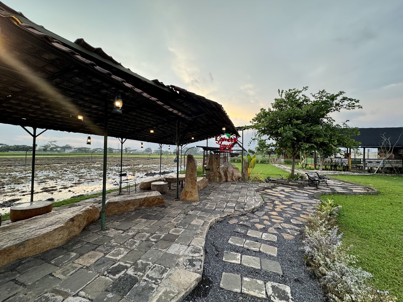 Pemandangan salah satu spot di Resto Sambat Luwe (Denny Lesmana).