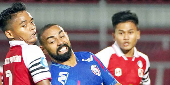 HARUS KONSISTEN: Dalberto Luan Belo (tengah) mendapat pengawalan ketat pemain Barito Putera dalam laga pekan ke-27, Kamis lalu (13/3).