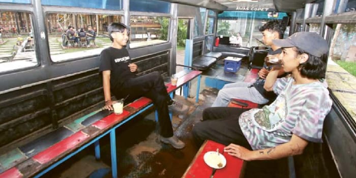 SENSASI BERBEDA: Kafe Nogo Keling di Jalan Manunggal, Kecamatan Lowokwaru menyediakan satu spot ngopi di dalam bus lawas dari PO Puspa Indah.