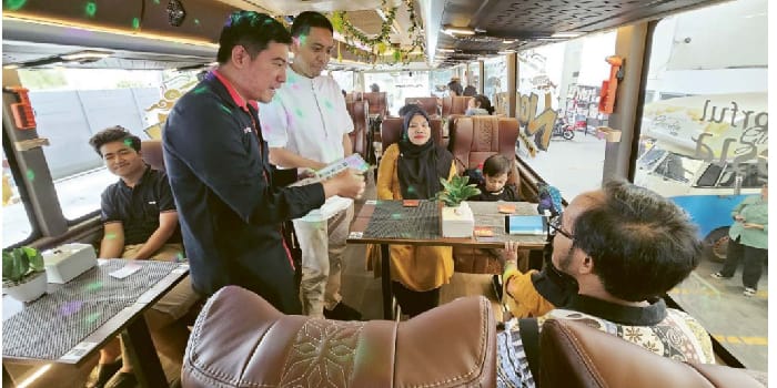 SEJAK 2023: Crew Ngabuburit Ala Sultan (Ngabsul) menyapa customernya, beberapa waktu lalu. Semua customer bakal diajak berkeliling ke Kota Malang dan Kota Batu.