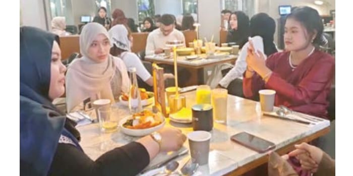 ANIMO TINGGI: Pengunjung Oura Cafe menikmati hidangan buka puasa bertema Loka Nusantara.