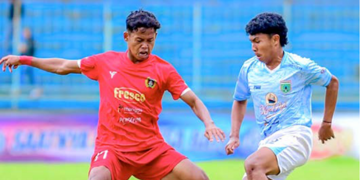 LEGA: Pemain Persikoba Batu (kanan) berusaha lepas dari penjagaan pemain Persipon Ponorogo dalam laga Liga 4 Jawa Timur di Stadion Brantas, beberapa waktu lalu.