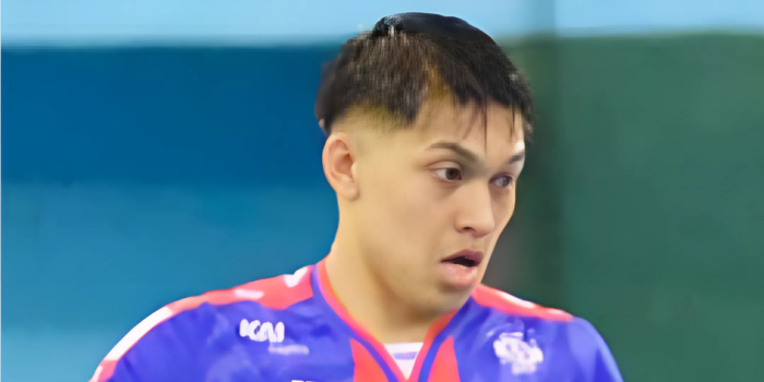 BERUSAHA LULUS: Armia Zainul Almaraghi berusaha melepaskan umpan dalam laga PFL pekan ke- 5 melawan Black Steel FC Papua, Februari lalu.