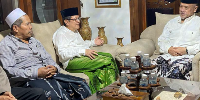 BERSILATURAHMI: Iwan Kurniawan didampingi KH Kholili sedang bersilaturahmi dengan Ketua PC NU Kabupaten Malang KH  Muhammad Hamim Kholili, di rumahnya Gondanglegi, kemarin (15/3).