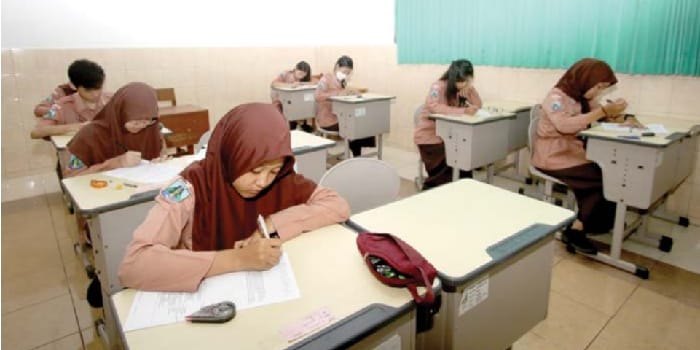 FOKUS: Siswa kelas XII SMAN 2 Malang mengerjakan soal ujian akhir semester pada Jumat (14/3).