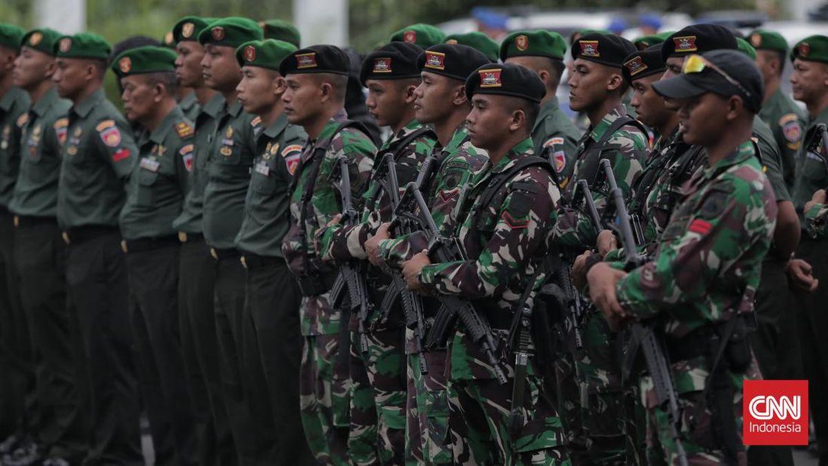 Draf revisi Undang-undang Nomor 34 tahun 2004 tentang TNI membuka peluang prajurit  aktif menduduki kementerian atau lembaga. Ilsutrasi (CNN Indonesia/Adhi Wicaksono)