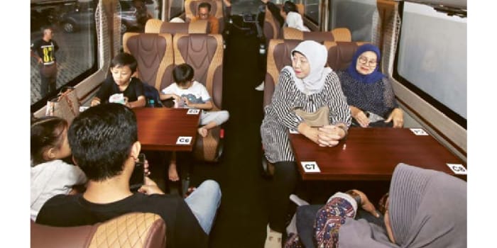 FULLY BOOKED: Customer Ngopi on The Bus (Ngobus) bersiap berangkat dari Robusto Coffee di Jalan Raya Tlogomas, Kota Malang, Kamis lalu (13/3).
