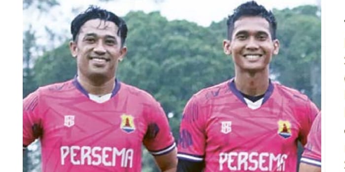 TAMU SPESIAL: Hendro Siswanto (kanan) dan Beny Wahyudi hadir dalam uji coba Persema melawan Tim Sepak Bola Porprov Kota Malang, Sabtu lalu (15/3).