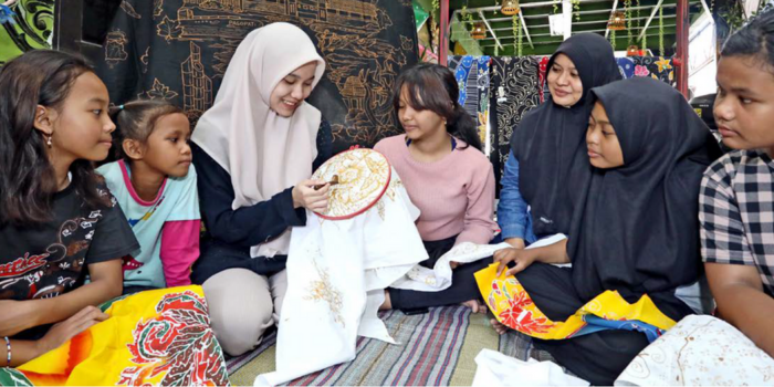 PUNYA CIRI KHAS: Warga Kampung Kranggan RW 1, Kelurahan Bubutan, Kecamatan Bubutan, mengenalkan batik Okra kepada anak-anak kemarin siang.