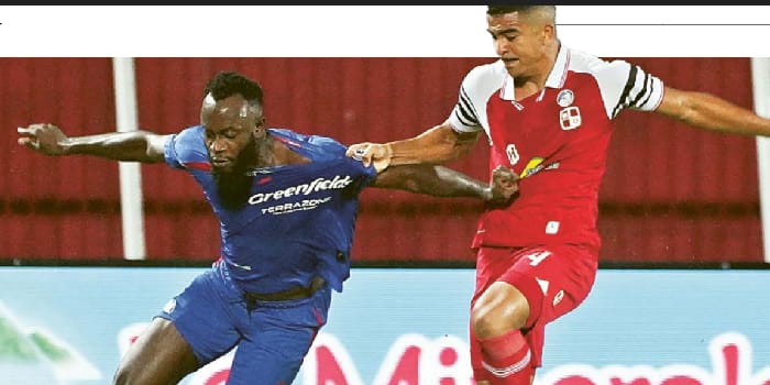 ENGGAN TERLENA: Charles Lokolingoy (kiri) berusaha lepas dari penjagaan center back Barito Putera Anderson Nascimento dalam laga BRI Liga 1 pekan ke-27, 13 Maret lalu.