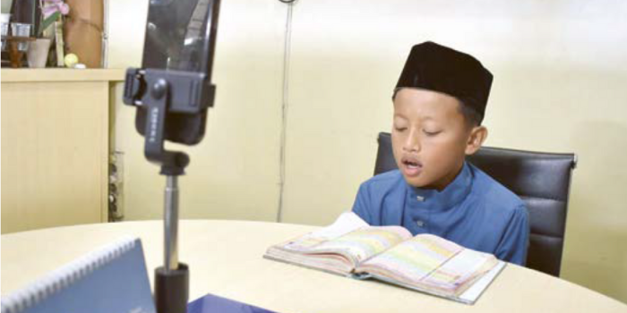 INOVASI POSITIF: Siswa SD Muhammadiyah 9 &rdquo;Panglima Sudirman&rdquo; melakukan live mengaji di Instagram.