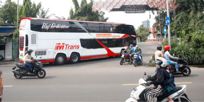 BARU DATANG: Bus antarkota antarprovinsi (AKAP) menuju gerbang masuk Terminal Purabaya.