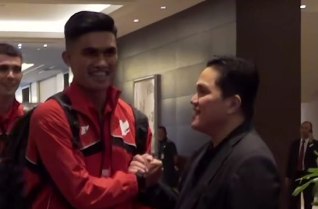 OPTIMISTIS: Erick Thohir Ketua PSSI bersalaman dengan Ramadan Sananta saat memberangkatkan para pemain yang bermain di Liga 1 menuju Sydney  Australia, 16 Maret.