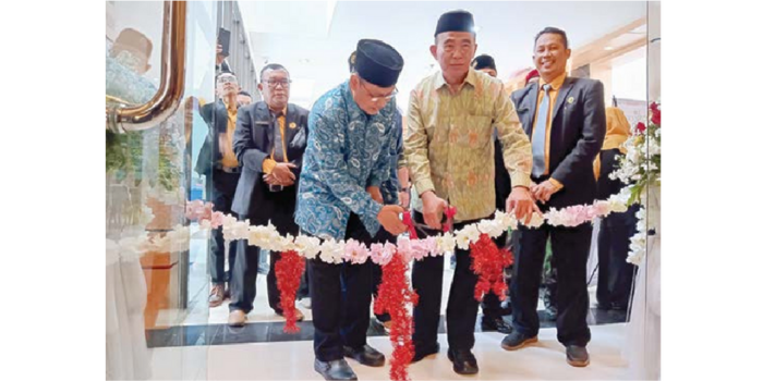 SIMBOLIS: Ketua Bidang Ekonomi, Bisnis, dan Industri Halal Pimpinan Pusat Muhammadiyah Muhadjir Effendy meresmikan perpustakaan digital SMK Mutu Gondanglegi (16/3). (INDAH MEI YUNITA/RADAR KANJURUHAN)