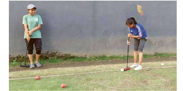 GENJOT PERSIAPAN: Atlet Gateball Kota Malang berlatih di lapangan gateball Jalan Simpang Dewandaru, Desa Jatimulyo, Kecamatan Lowokwaru beberapa waktu lalu.