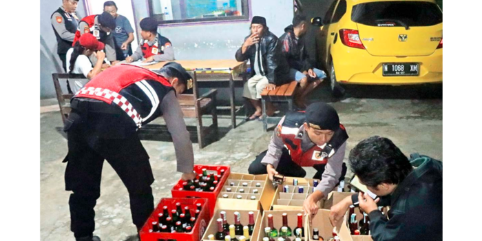 RAZIA: polisi menyita 148 botol minuman keras dari Kafe Pelangi di Desa permanu, Kecamatan Pakisaji, Kabupaten Malang, Minggu dini hari (16/3).