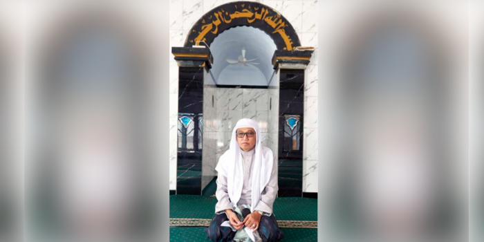 KETURUNAN KETIGA: Drs Zainal Alim berada di Langgar Tengah tempat pertama kali Kiai Tombu mendirikan pesantren dan mengajarkan Islam kepada murid-muridnya.