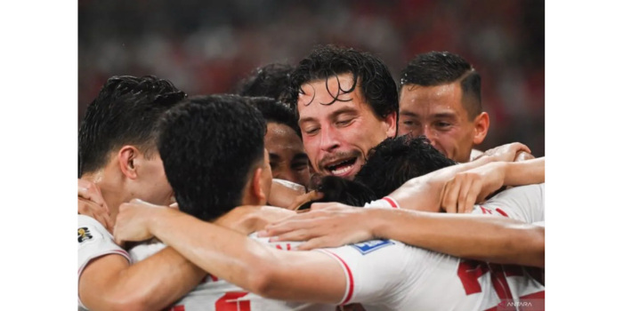 Pesepak bola Timnas Indonesia Thom Jan Haye (tengah) melakukan selebrasi usai mencetak gol ke gawang Timnas Filipina dalam laga lanjutan Grup F Kualifikasi Piala Dunia 2026 zona Asia. (ANTARA)