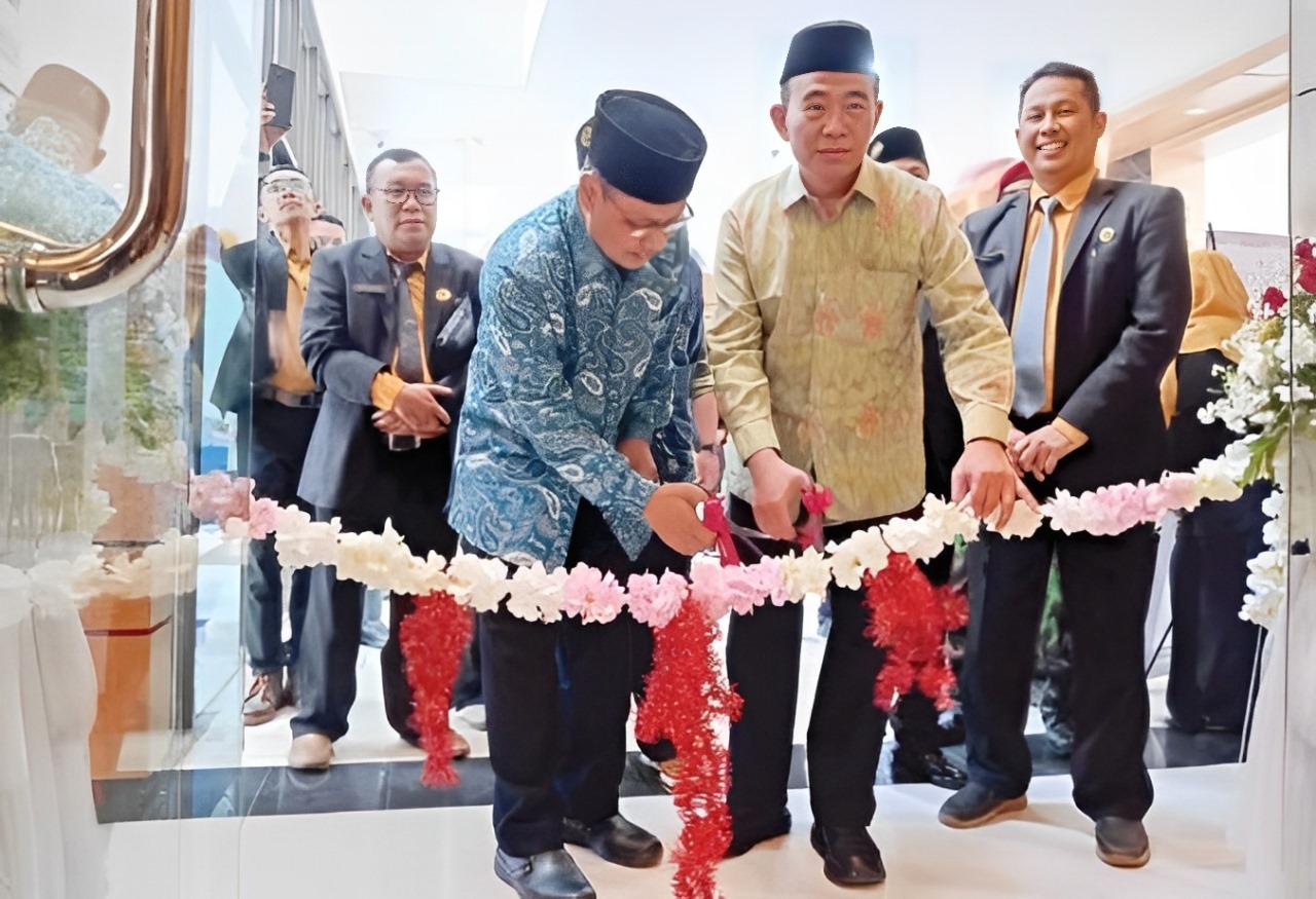 SIMBOLIS: Ketua Bidang Ekonomi, Bisnis, dan Industri Pimpinan Pusat (PP) Muhammadiyah Muhadjir Effendy meresmikan perpustakaan digital SMK Mutu Gondanglegi kemarin, 16 Maret.