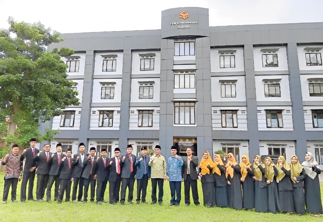 PERKUAT PENDIDIKAN: Muhadjir Effendy (tengah) bersama para guru di halaman PEM Gondanglegi.