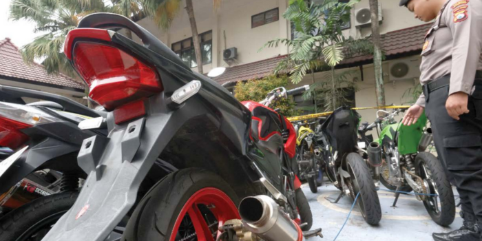 MERESAHKAN: Kendaraan yang digunakan balap liar terpakir di halaman Mapolresta Malang Kota kemarin (16/3) siang. Total ada 105 kendaraan yang disita polisi di tiga titik (DARMONO/RADAR MALANG).