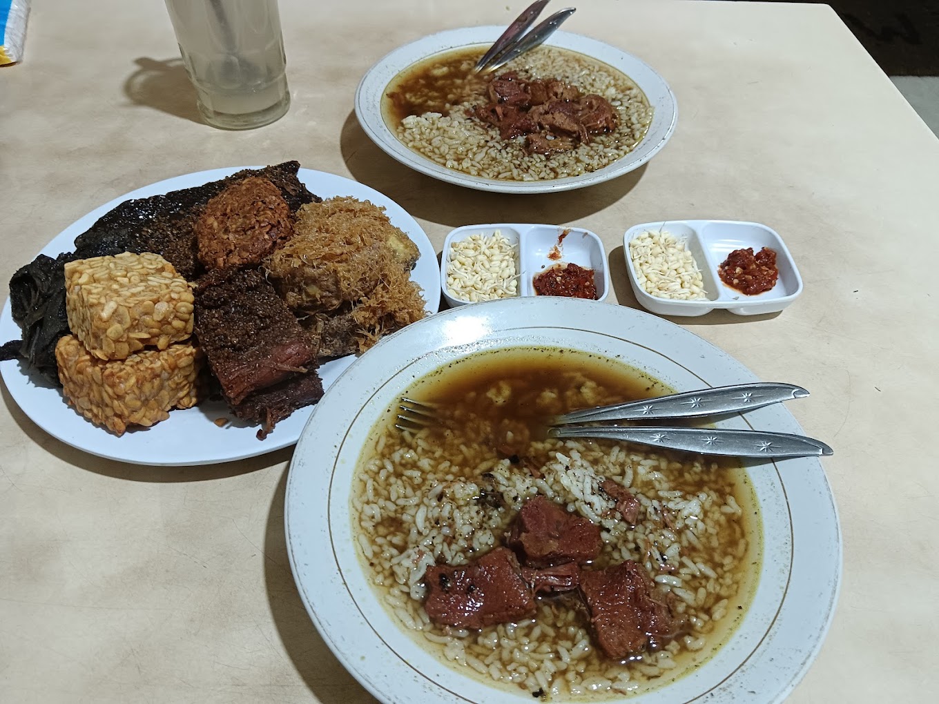 Menu Rawon Nguling Malang yang telah disajikan di meja pelanggan (Indah Nurul).