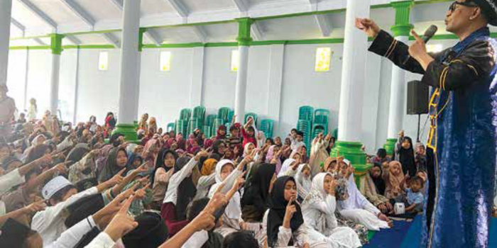 MENGHIBUR: Uncle BOC memperagakan kemampuan menghibur anak-anak yatim di Aula Kantor MWC NU Kecamatan Wajak dalam acara santunan Pekan Islami ke-XVIII PT Anugerah Citra Abadi (ACA) kemarin (17/3).