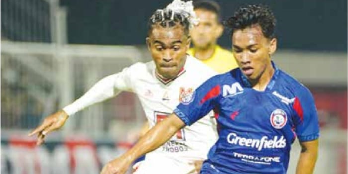 BERHARAP PULANG: Arkhan Fikri berusaha lepas dari penjagaan winger Malut United Yakob Sayuri dalam laga BRI Liga 1 pekan ke-25, 4 Maret lalu.